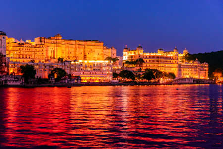 Sunset view at Lake Pichola from Ambrai Ghat at Udaipur, Rajasthan, Indiaの写真素材