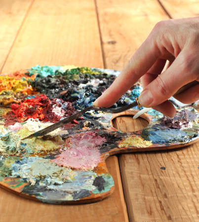 Hand with palette-knife and paletteの写真素材