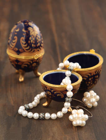 Egg shaped casket with a pearl necklace and earringsの写真素材