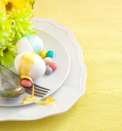 Easter table setting with flowers and eggs の写真素材
