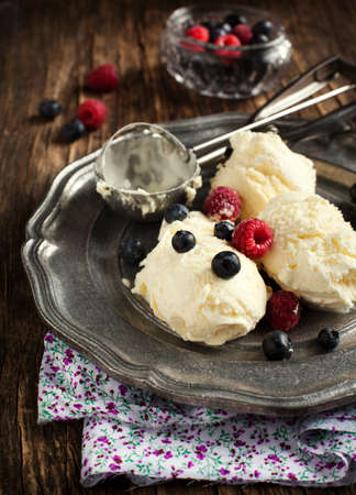 Vanilla ice cream with berriesの写真素材