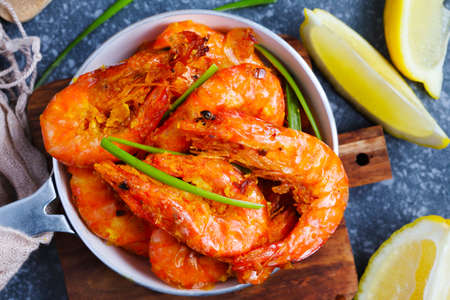 Shrimps roasted on frying pan with lemon and garlic, top viewの写真素材