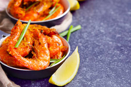 Shrimps roasted on frying pan with lemon and garlicの写真素材