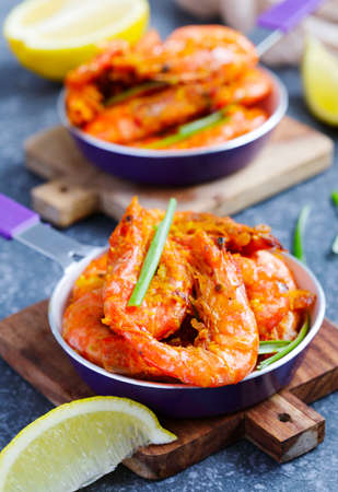 Shrimps roasted on frying pan with lemon and garlicの写真素材