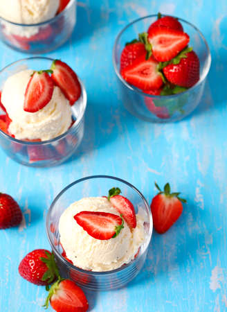 French vanilla ice cream with fresh strawberriesの写真素材