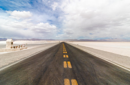 Road in the middle of Salar de Uyuni, Boliviaの写真素材