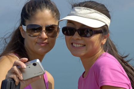 Hongkong, China, 02 December 2006: girlfriend making a selfieのeditorial素材