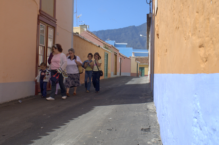 Los ll de adriane, La Palma, Spain 28-March-2005:: Children walking in front of a typical Spanish house at La Palmaのeditorial素材