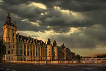 Conciergerie building located along of the Seine river and the center of Paris under a early sunrise lights. It was successively King's palace the prison and justice hall in french history.のeditorial素材