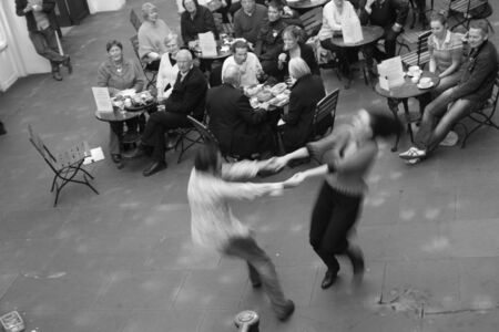 LONDON - NOVEMBER 13: Unknown people performance in Covent Garden on November 13, 2011 in London, UKのeditorial素材