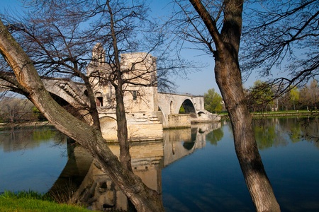 Pont dAvignon (Pont St-Bénezet), built between 1171 and 1185, originally spanned Rhône River between Avignon and Villeneuve-lès-Avignon, Provence, France.のeditorial素材