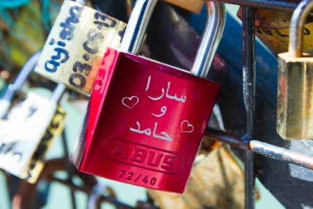 PARIS - SEPTEMBER 03  The love locks  Les cadenas de lのeditorial素材