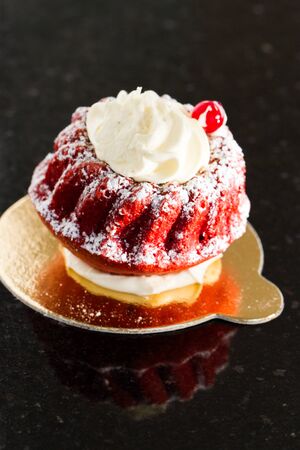 Close-up of velvet colour saravin spongy cake with white creamの写真素材