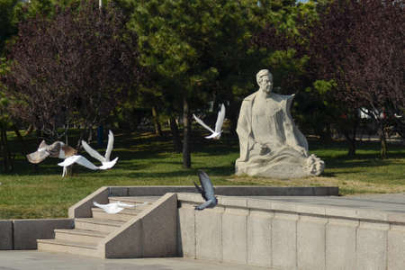 Statue of Xian Xinghai and flying pigeonsのeditorial素材