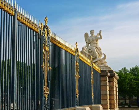 Palace of Versailles, France  The main entrance  Lattice fence with gold-plated details  Sculpture - allegory のeditorial素材