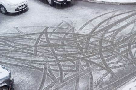 Top view of the traces of car tires on wet snow after turning cars during sleet
の写真素材