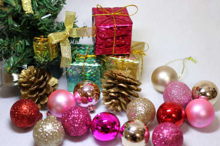 Christmas tree background texture with pink and gold colorful decorations (white background)の写真素材