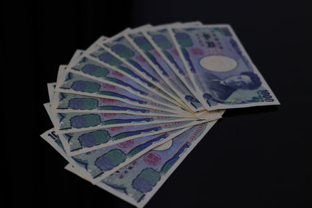 Japanese money placed side by side on a tableの写真素材