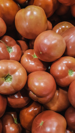 Tomatoes on display in a farmer's market, close-upの写真素材
