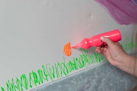 kid drawing colorful line art with paintsの写真素材