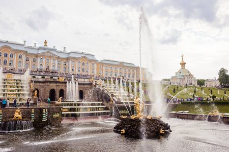 PETERHOF SAINT-PETERSBURG - RUSSIA - JUNE 13 2019: the Fountainのeditorial素材