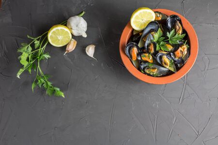 Appetizing mussels in a clay bowl, a traditional mediterranean dishの写真素材