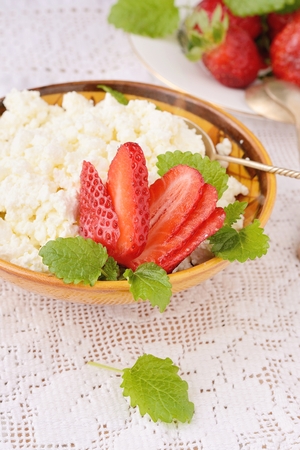 fresh homemade cottage cheese with strawberryの写真素材