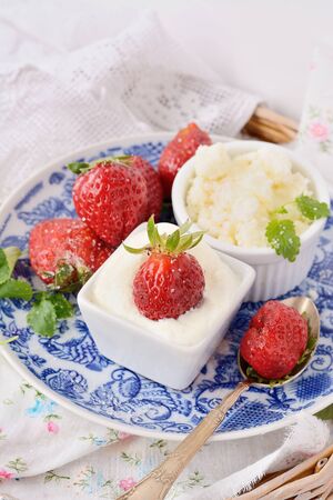 fresh homemade cottage cheese with strawberryの写真素材