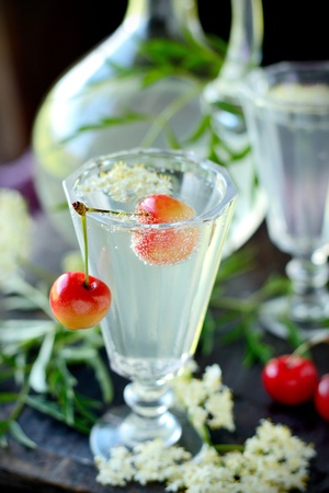 Elderflower drink with elderberry flowers and cherriesの写真素材