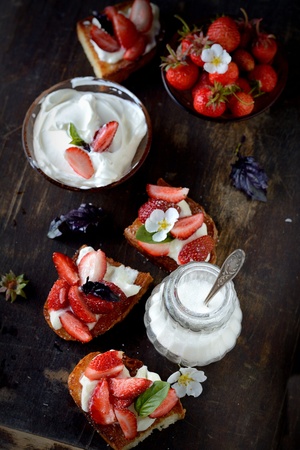 strawberries sandwiches with cream cheese and mint closeup on a rustic tableの写真素材