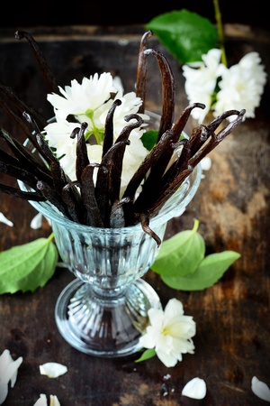 bouquet of vanilla pods and flowers in glassの写真素材