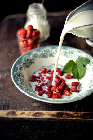Wild strawberry with milk in rusticの写真素材