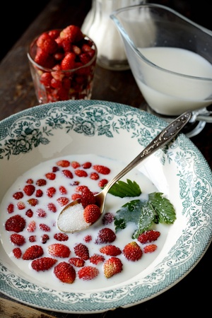 Wild strawberry with milk in rusticの写真素材