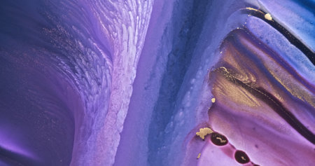Lilac paint abstract flow. Gold violet art ink background. Shiny golden purple color flow liquid. Acrylic texture in motion. Colorful glitter fluid pattern. Beautiful vibrant backdropの写真素材