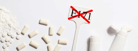 Titanium dioxide, E171, dangerous additive concept. gum, pills, toothpaste, powder and sign with E171 on white background. copy space bannerの写真素材
