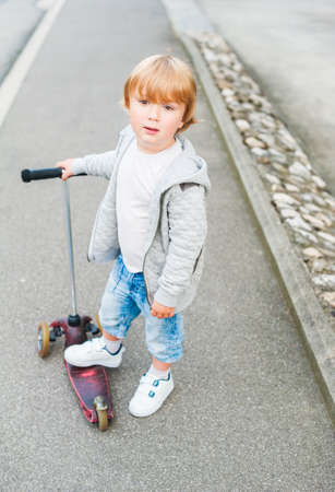 Outdoor portrait of a cute toddler boyの写真素材