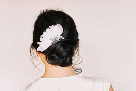 Trendy bridal hairstyle with beautiful wedding accessoires