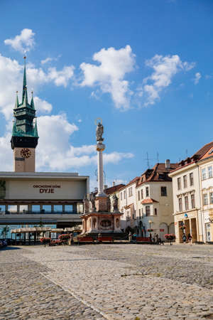 Znojmo, South Moravia, Czech Republic, 03 July 2021: Masaryk's square at sunny summer day, baroque and renaissance historic building, Column with statue of Virgin Mary Immaculate and Town hall Tower.のeditorial素材