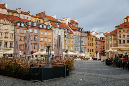 Warsaw, Poland, 13 October 2021: Main market square with fountain in old town, medieval colorful historic renaissance baroque buildings at sunny day, UNESCO World Heritage Site, ancient architectureのeditorial素材
