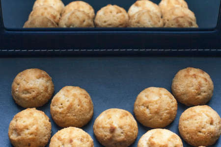 A fresh aromatic shortbread is reflected in the mirror surface of the ovenの写真素材