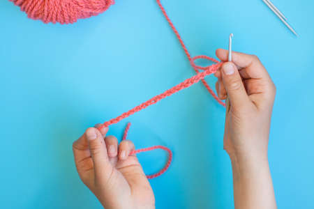 Step-by-step instructions for children how to crochet a bracelet from yarn