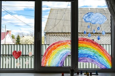 let's all be well. public flashmob children paint a rainbow on the windows waiting for the end of the quarantine pandemic coronavirus entertainment leisure home, copy space for textの写真素材