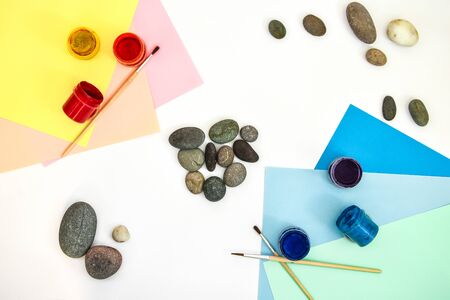 top view of tic tac toe game with stones marked with naughts and crosses. Children's art project, a craft for children. DIY concept. Step by step photo instructions Step 2の写真素材