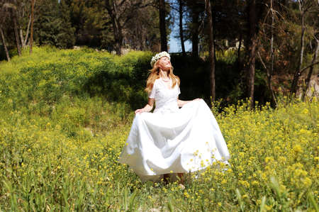 novia en bosqueの写真素材