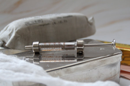lying syringe, bandage, vintage insulin syringe, hospital, hospital equipment, scalding container, medicine, vaccinationsの写真素材
