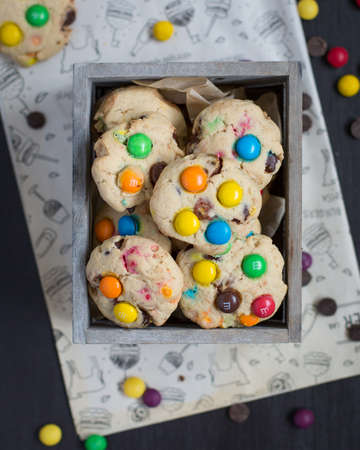 Christmas card. Space for text. Christmas tree on a black wooden background with sweets and biscuits. The original idea of ??Christmas. New Year. top view blank space for text Christmas. Copy Space.の写真素材