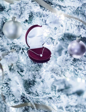 Elegant dimond jewellery, a perfect holiday gift for her on Christmas