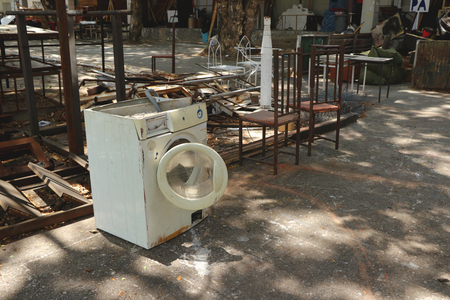 Vintage Broken White Washing Machine in Outdoor Studio Garage/JunkYard/ Abandoned Home Yard/ Vintage Gardenのeditorial素材