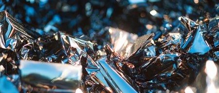 Fragmented aluminum shavings showcasing a reflective metallic textureの素材