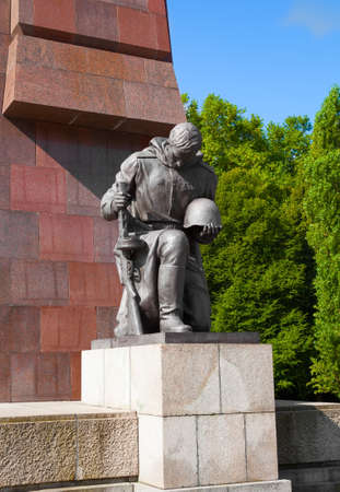 Statue of a russian soldier at the Soviet War Memorial and military cemetery in Berlin's Treptower Parkのeditorial素材